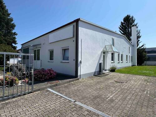 Gebäudeansicht - Vielseitige Gewerbeeinheit mit Büros, Regallager und Halle