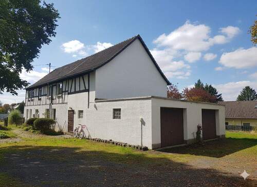 Hausansicht - 7 Zimmer Mehrfamilienhaus, Wohnhaus zum Kaufen in Flammersfeld VG