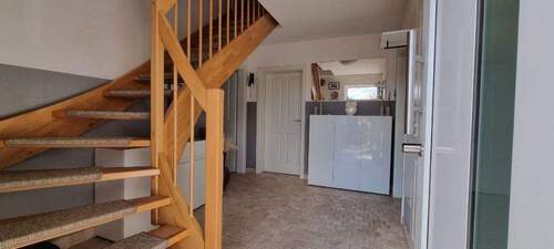 Eingangsbereich mit Travertin- Natursteinfliesen - Einfamilienhaus mit 140,90 m&sup2; in Wustermark - nahe der B5 und A10 zum Kaufen