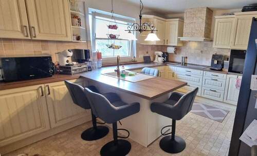 Küche mit Fenster und EBK im mod. Landhausstil - 