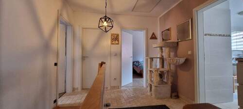 Flur OG m. Zugang z. d. 3 Schlafräumen + Bad - 