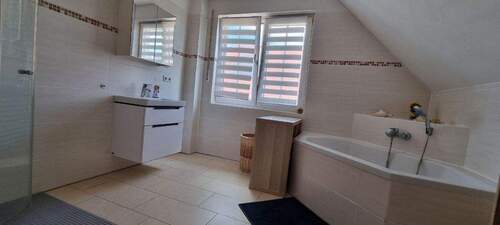 Gr. Bad OG m. Waschtisch, Wanne, 1 x 1 m Dusche - 