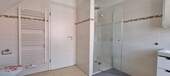 Gr. Bad im OG mit 1 x 1 m Dusche + Handtuch- HK - 