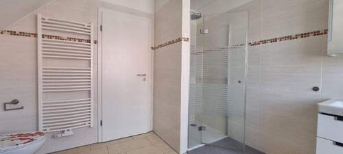 Gr. Bad im OG mit 1 x 1 m Dusche + Handtuch- HK - 