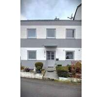 Großzügiges Reihenmittelhaus in Weiden am Arnikasteig mit 5-Zimmer, voll unterkellert, 136,5 m² Wohnfläche, 253 m² Grund, Terrasse, Balkon & Garage - Weiden in der Oberpfalz