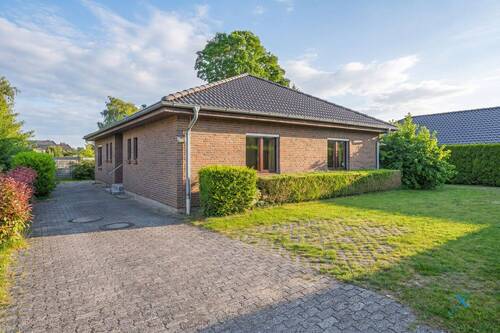 Außenansicht - Walmdachbungalow mit viel Potential mitten in Flensburg Mürwik