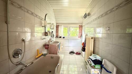 Badezimmer mit Fenster - 
