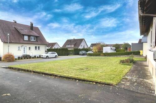 Grünfläche vor dem Haus - Mehrfamilienhaus, Wohnhaus mit 132,00 m&sup2; in Tuningen zum Kaufen