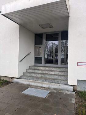 Gebäude Eingang - 3 Zimmer Etagenwohnung in Germering