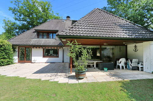 Hausansicht hinten mit Terrasse - 