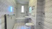 Badezimmer mit Wanne und Fenster - 