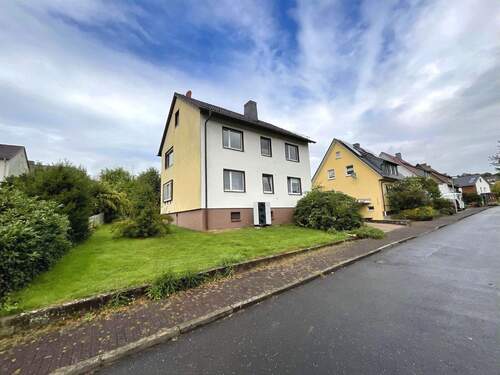 Vorder-/Seitenansicht - Mehrfamilienhaus, Wohnhaus mit 207,50 m&sup2; in Helsa zum Kaufen