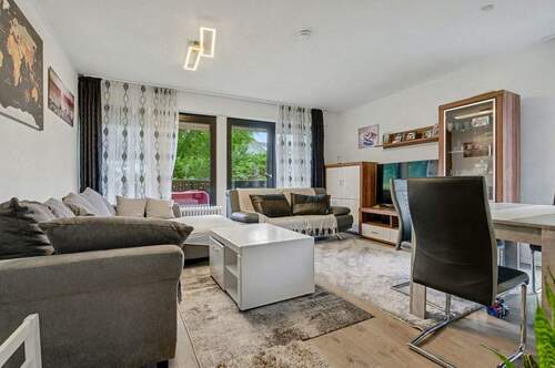 Lichtdurchflutetes Wohnzimmer 23,68 m² mit Zugang zur Loggia - 