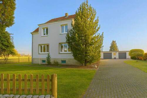 Haus 1 Vorderansicht - Großzügiges Mehrgenerationen-Anwesen in Alleinlage - 2 sanierte Doppelhaushälften auf 2.500 m² Grund