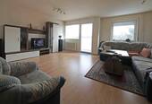 Wohnzimmer - Gepflegte 2-Zi.-Whg. mit Balkon und TG-Stellplatz in der Buchenau