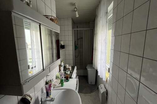 Duschbad EG mit Waschmaschinenplatz - 