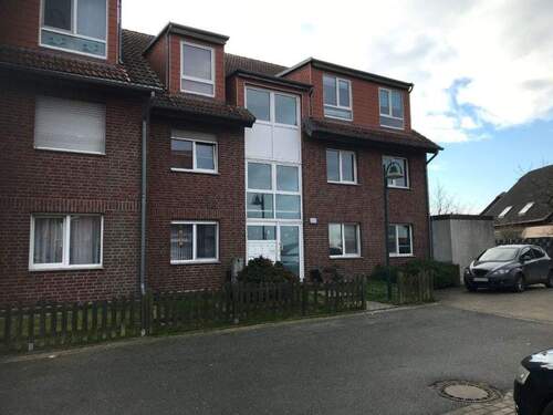 Straßenansicht MFH mit 6 WE rechts - MFH mit 6 vermieteten WEs, mit Balkonen Terrassen