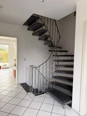 Flur mit Treppe - 