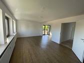 Bild 1 - renovierte 4-Zimmerwohnung mit privatem Garten, Terrasse & Garage