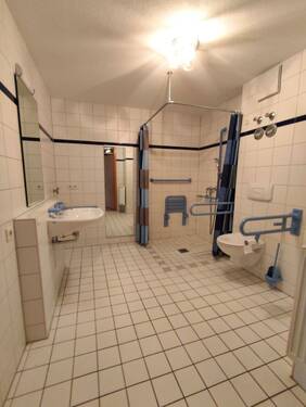 Blick ins Bad mit Dusche - 