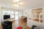 Wohnzimmer - Renovierte und helle 3 Zimmer Wohnung mit Balkon und Hobbyraum in Solln! Bezugsfrei!