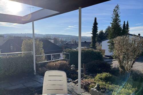 Ausblick von der sonnigen Terrasse übers Brunnental - 