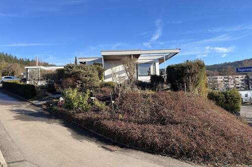 Seitenansicht mit Zugang und teilüberdachter Terrasse - 6 Zimmer Bungalow zum Kaufen in Tuttlingen