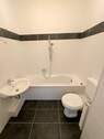 Modernes Bad mit Wanne - 3 Zimmer Etagenwohnung in Rathenow - Bahnhofnähe