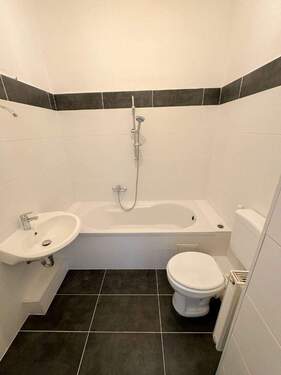 Modernes Bad mit Wanne - 3 Zimmer Etagenwohnung in Rathenow - Bahnhofnähe