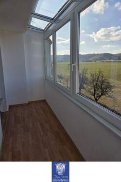 Loggia - Himmlische Dachgeschoss-Wohnung mit Fernblick! Helles Wohnzimmer, gemütliche Loggia!