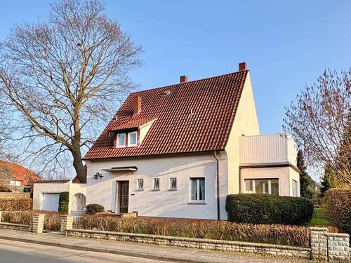Straßenansicht I - 8 Zimmer Einfamilienhaus in Minden