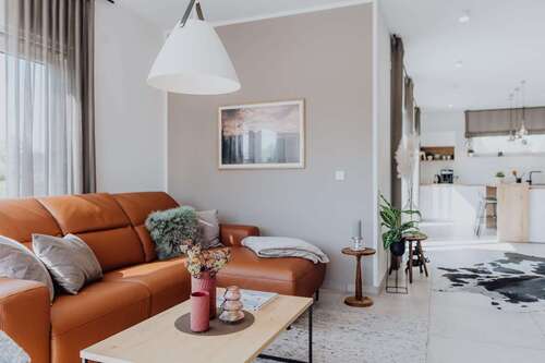 Wohnzimmer - 8 Zimmer Einfamilienhaus zum Kaufen in Neukieritzsch