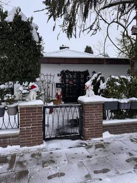 Eingang im Winter.jpg - Top Bungalow mit Vollkeller - 595.000,00&nbsp;EUR Kaufpreis, ca.&nbsp; 120,00&nbsp;m&sup2;&nbsp;Wohnfl&auml;che