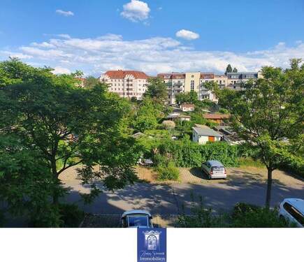 Blick aus der Wohnung - Sehenswerte Wohnung mit sonnigem Balkon in gepflegter grüner Umgebung!