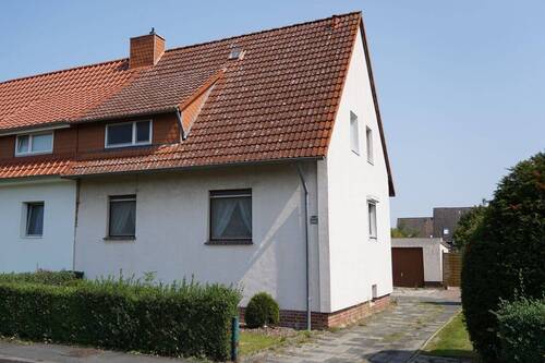 Doppelhaushälfte mit Garage - * Doppelhaushälfte mit großem Grundstück am Stadtrand von Lehrte * - teilsaniertes Objekt mit Garage