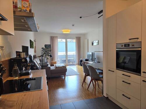 offene Küche mit Blick ins Wohnzimmer - 3 Zimmer Etagenwohnung zur Miete in Hannover