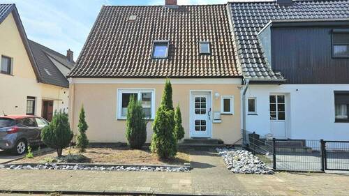 Außenansicht - Charme der 30er trifft Familienkomfort - Doppelhaushälfte mit Charakter und Garten in Holtorf