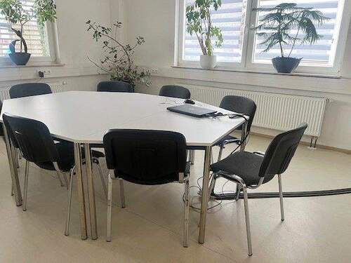 Besprechungszimmer - In Büro-Praxis-Haus: Helle Einheit im Erdgeschoß mit 4 Räumen, 2 x WC, ebenerdig, mit Parkplätzen!