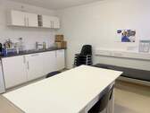 Aufenthaltsraum mit Küche, etc. - Büro in Wackersdorf