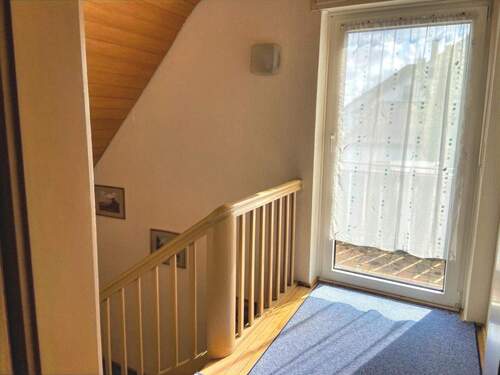 Eingangsbereich zur Wohnung im OG, gegenüberliegend Balkon - 