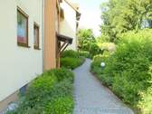 zum Hauseingang - 