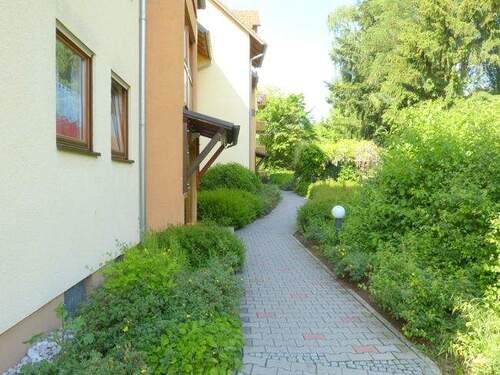 zum Hauseingang - 