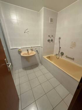 Masterbad mit Badewanne u. Dusche - 