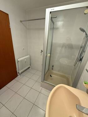 Masterbad mit Badewanne u. Dusche - 