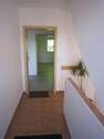 Treppenhaus und Eingang Wohnung. - * GROSSZÜGIG und MODERN * -- 4,5-ZIMMER-Wohnung -- mit Garage