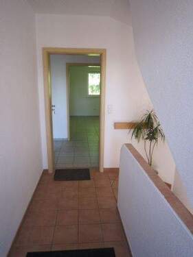 Treppenhaus und Eingang Wohnung. - * GROSSZÜGIG und MODERN * -- 4,5-ZIMMER-Wohnung -- mit Garage