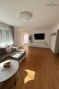 Wohnzimmer - Gemütliche 3 Zimmer Wohnung mit Garage und Balkon in Singen Süd