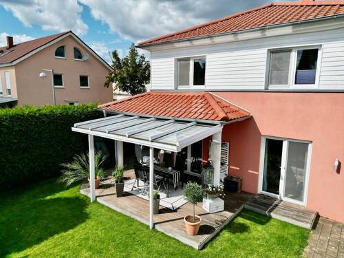 Hausansicht + Terrasse - 