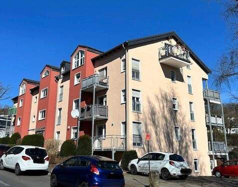 Gebäudeansicht - Komfortable 2-Zimmer-Wohnung mit Balkon