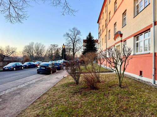 Nebenstraße und Blick auf die Gartensparte gegenüber - 